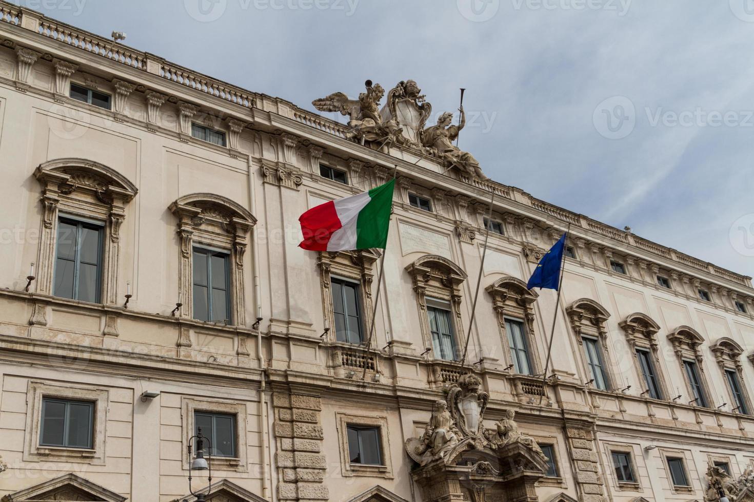 rome, le bâtiment de la consulta sur la place du quirinal. photo