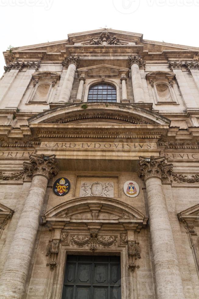 grande église au centre de rome, italie. photo