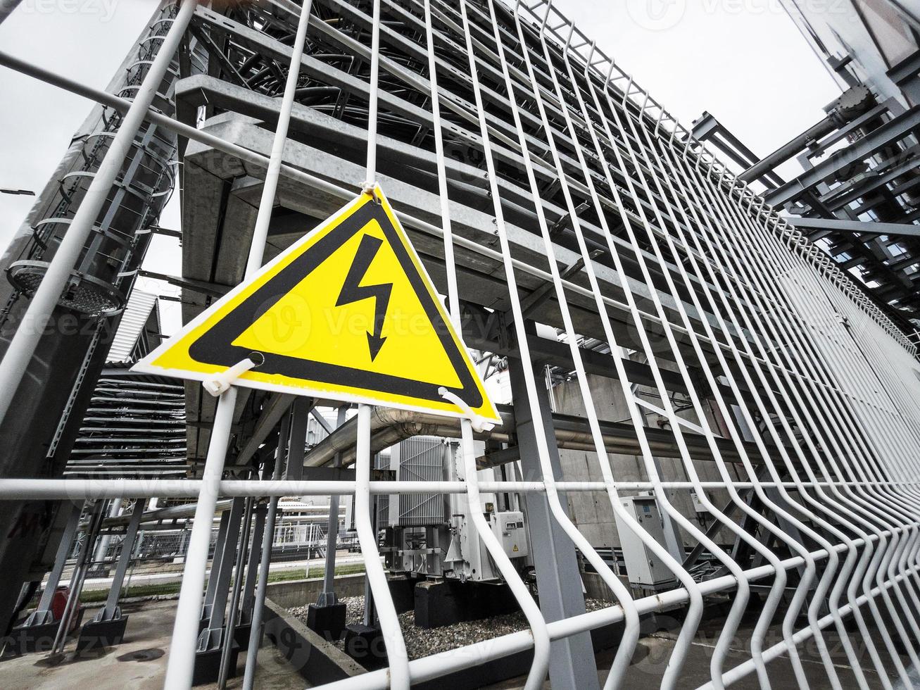 le signe dans le triangle jaune est un danger photo