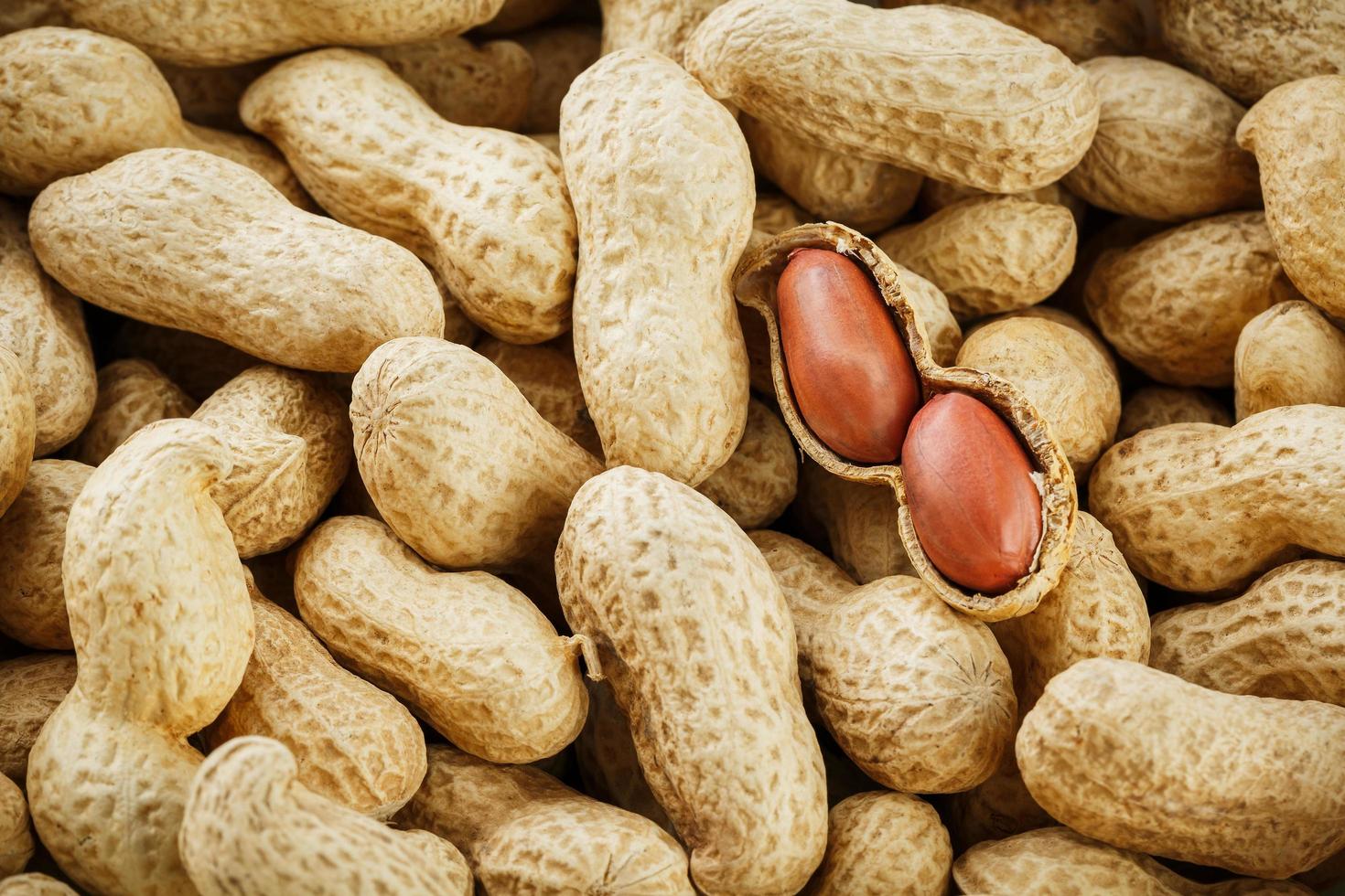 Fond Cacahuètes En Coque Cassées En Demi Aliments Isolés Sur Fond