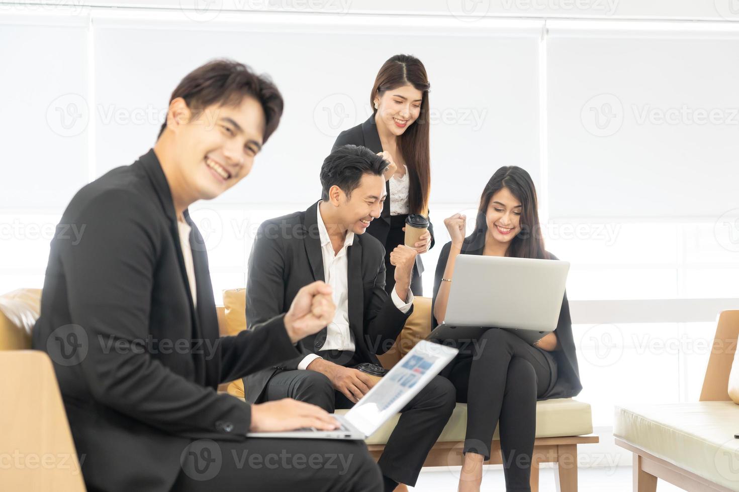 hommes d'affaires triomphant en raison de la croissance financière de l'entreprise. heureux hommes d'affaires souriants triomphant avec les poings levés. photo
