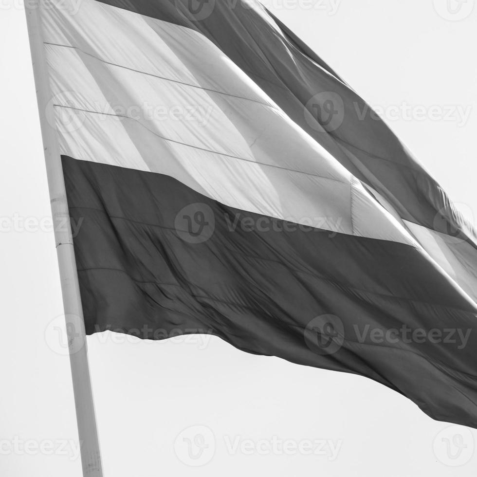 drapeau indien flottant à connaught place avec fierté dans le ciel bleu, drapeau indien flottant, drapeau indien le jour de l'indépendance et le jour de la république indienne, agitant le drapeau indien, battant des drapeaux indiens - noir et blanc photo
