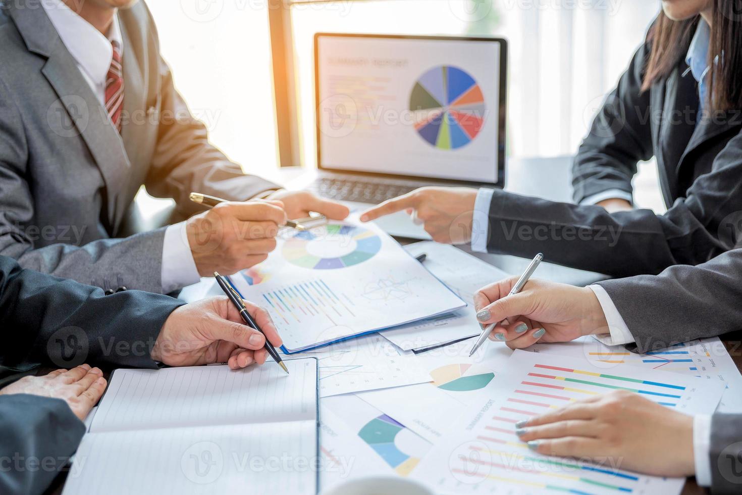 groupe de gens d'affaires professionnels travaillant ensemble pour analyser au bureau, travailler ensemble pour discuter du rapport de statistiques financières de l'entreprise, réfléchir à des idées et tracer des documents de référence sur la table. photo