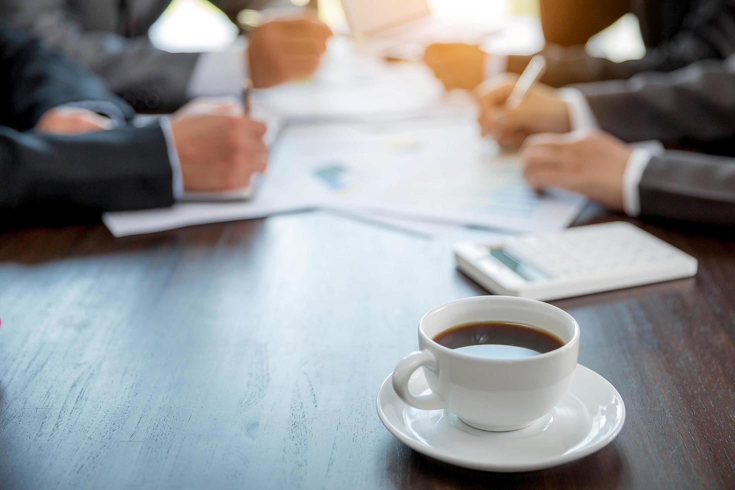 groupe de gens d'affaires professionnels travaillant ensemble pour analyser au bureau, travailler ensemble pour discuter du rapport de statistiques financières de l'entreprise, réfléchir à des idées et tracer des documents de référence sur la table. photo