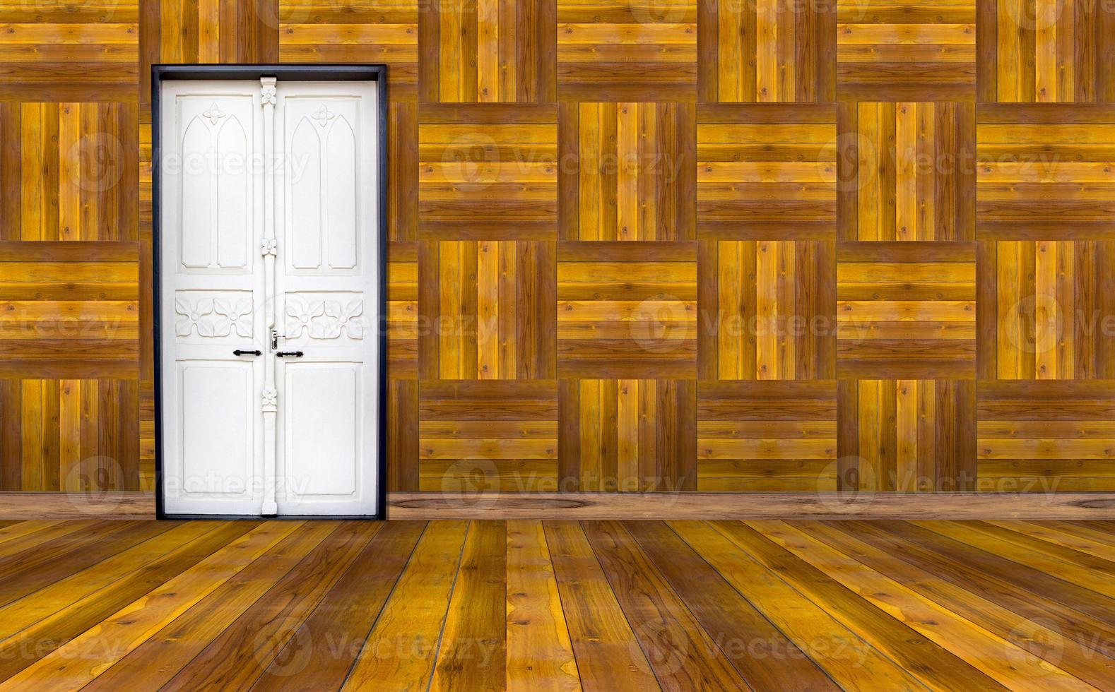 salle vide avec porte blanche et mur en bois photo