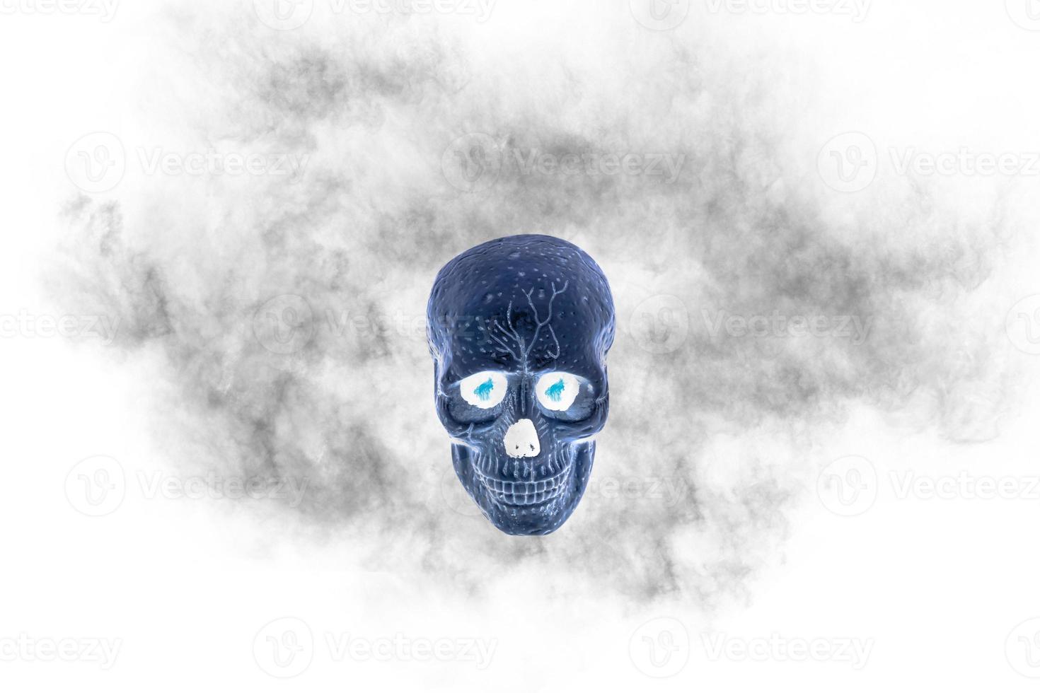 crâne avec fumée noire sur fond blanc, effet de filtre. photo