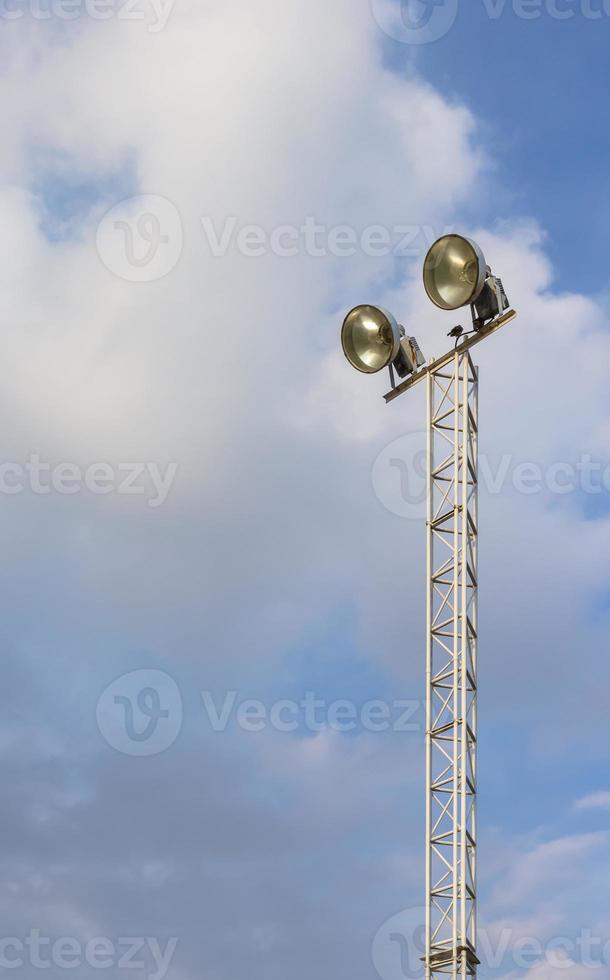 Résumé de l'éclairage public contre le ciel bleu photo