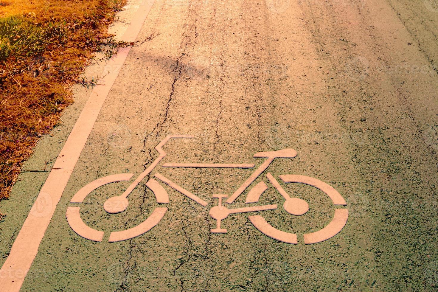 symbole de vélo sur la rue de la ville avec la lumière du soleil du matin photo