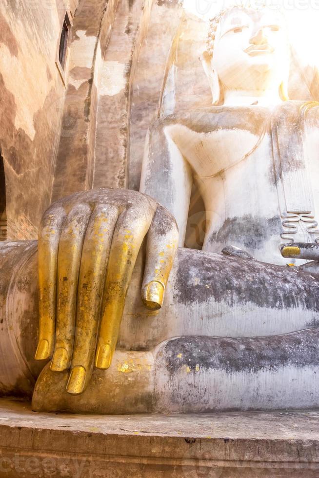 Main de bouddha dans un temple avec la lumière du soleil du matin, Sukhothai, Thaïlande photo