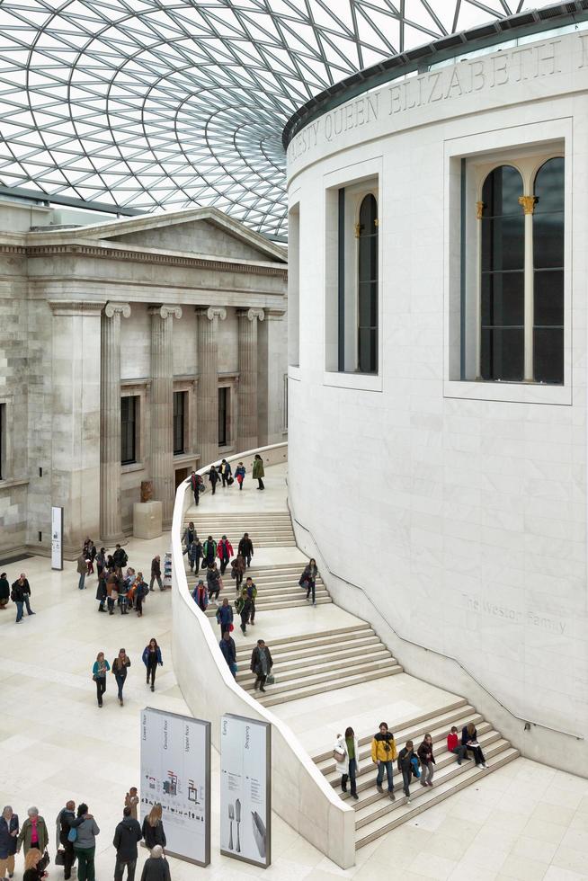 Londres, Royaume-Uni - 6 novembre. grand escalier de cour au British Museum de Londres le 6 novembre 2012. des personnes non identifiées photo