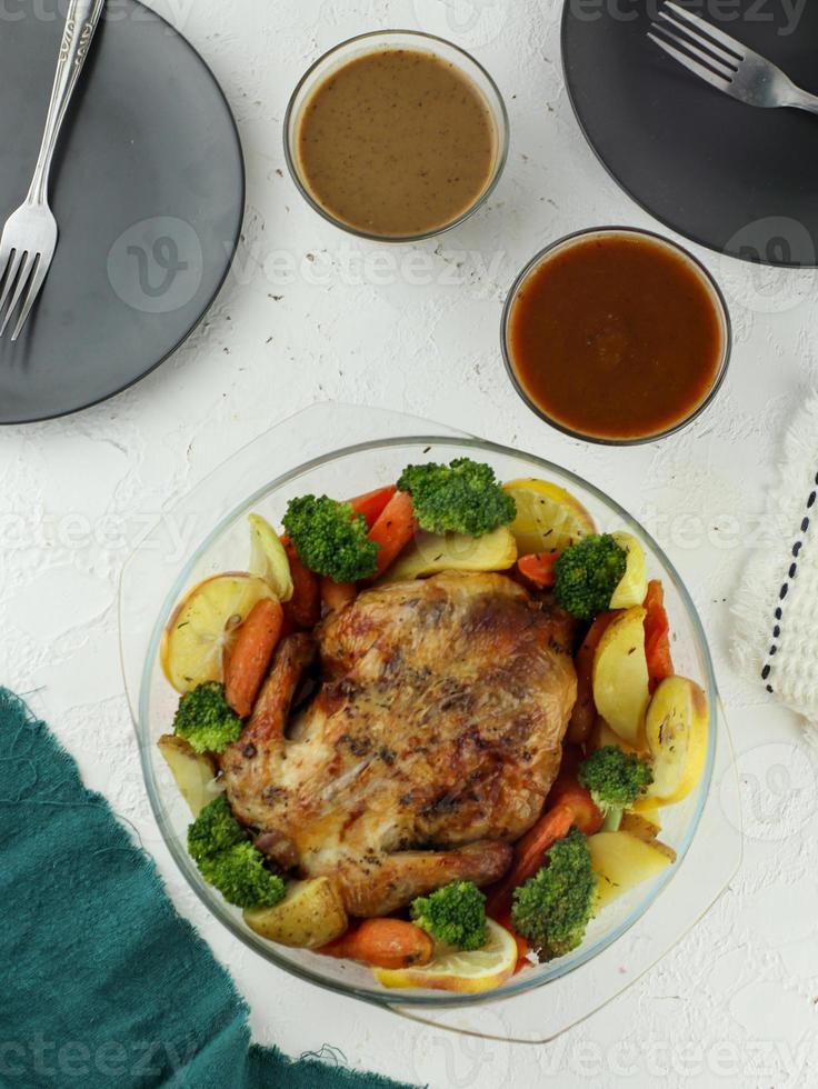 le poulet cuit à la vapeur avec des épices est une peau de poulet remplie d'un mélange de viande de poulet et d'épices photo