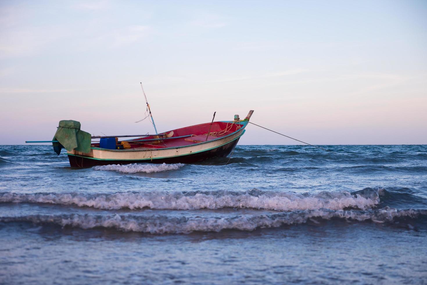 bateau de pêche traditionnel en mer. photo