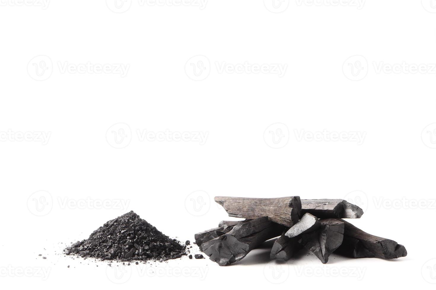 charbon de bois et poudre sur fond blanc. photo