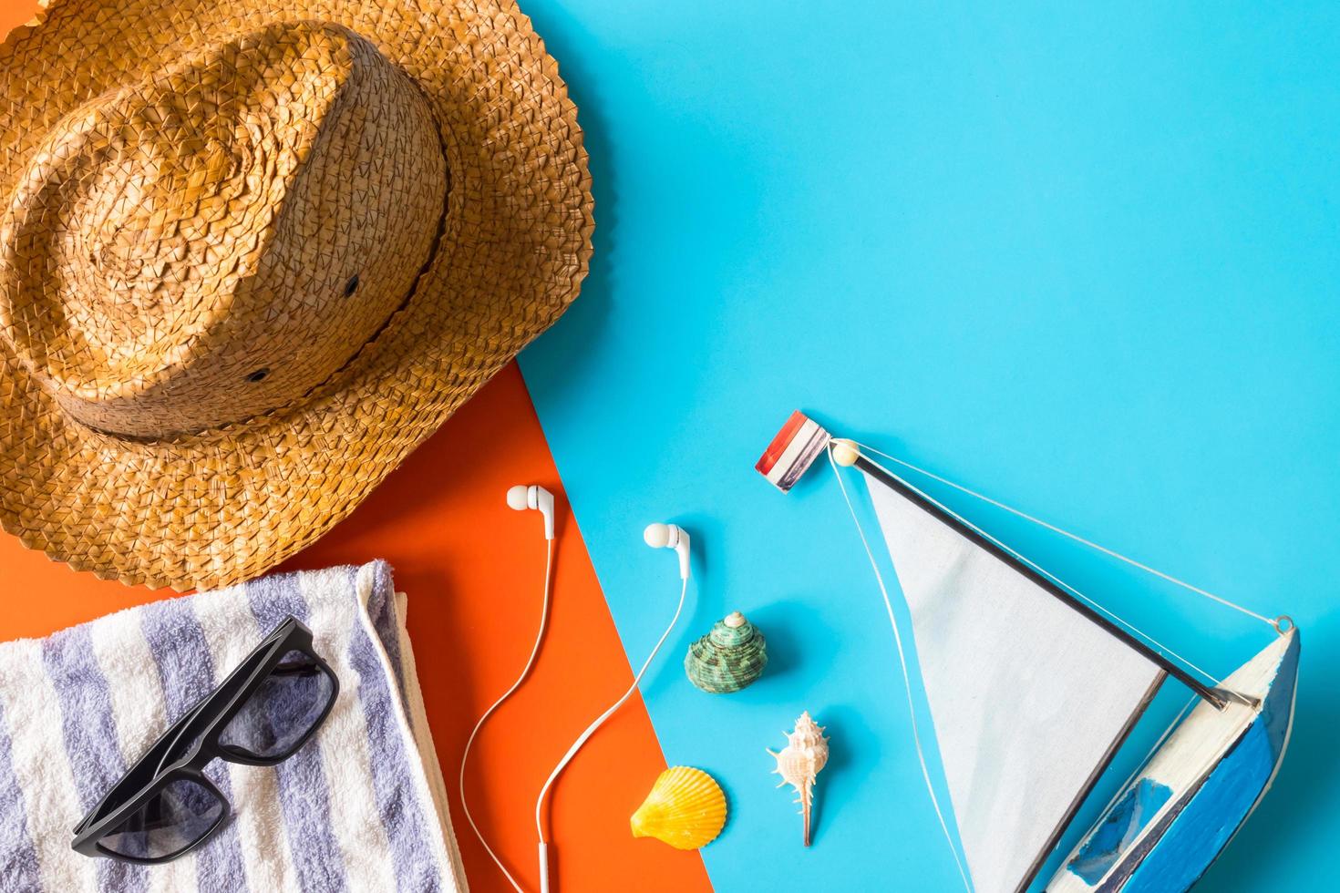 vue de dessus des accessoires de plage sur fond coloré. photo