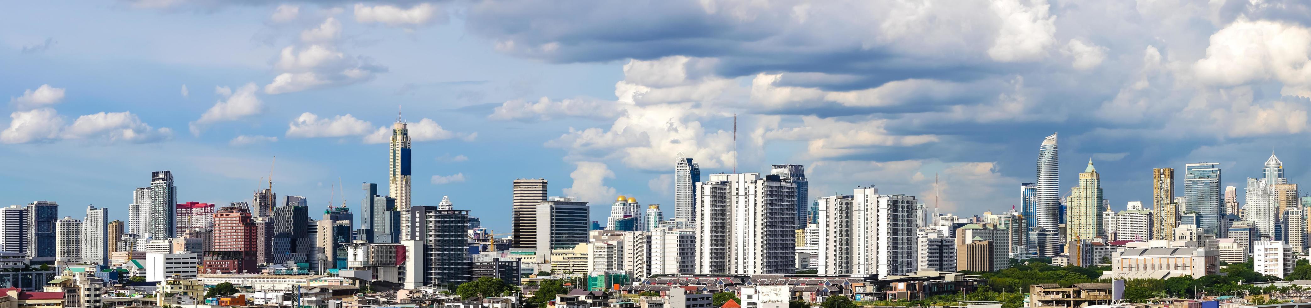 image panoramique - bâtiment moderne dans le quartier des affaires de la ville de bangkok, thaïlande. photo