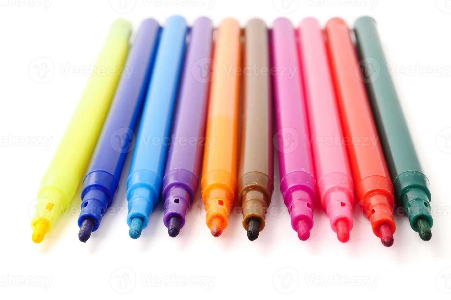 stylos colorés magiques sur fond blanc. photo