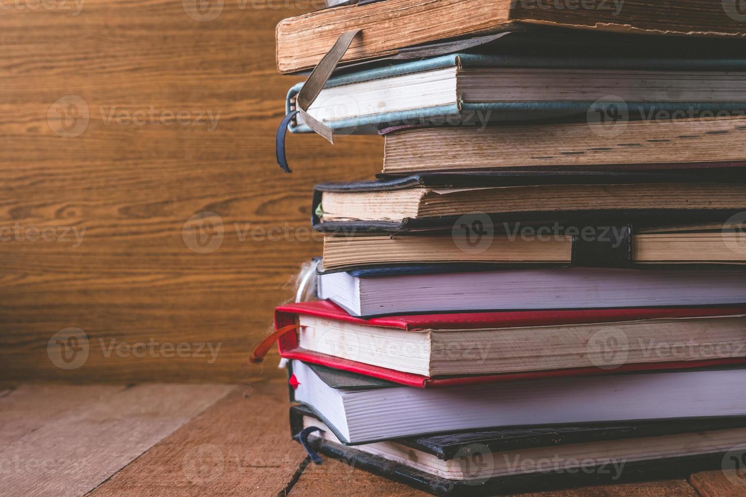 vieux livres cartonnés sur table en bois. espace libre pour le texte. photo