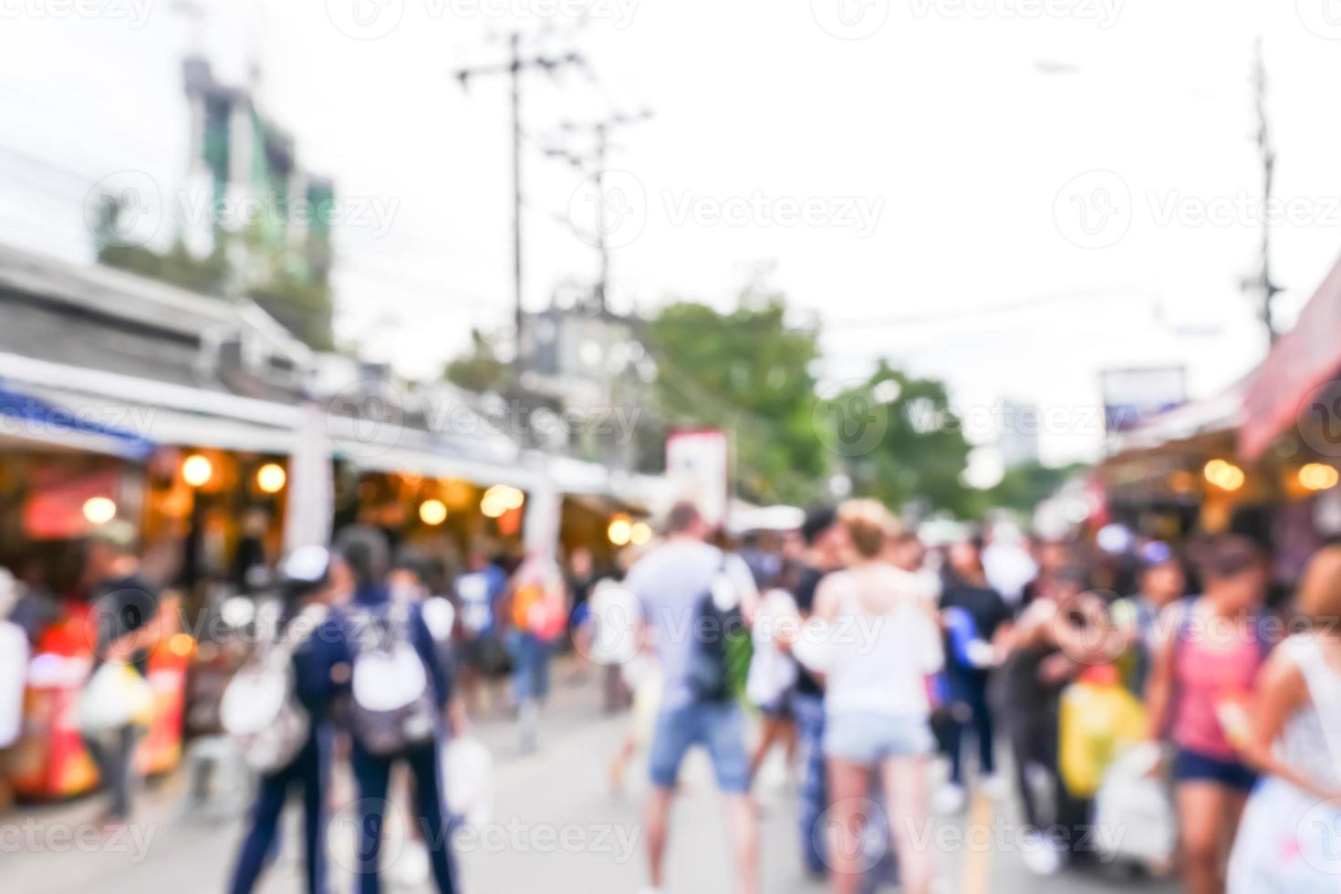 image floue de personnes faisant leurs courses à la foire du marché. photo