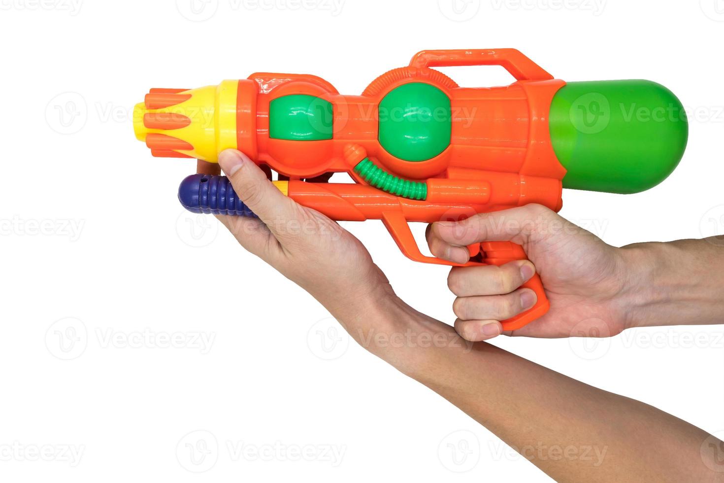 mains tenant un pistolet à eau jouet sur fond blanc. photo