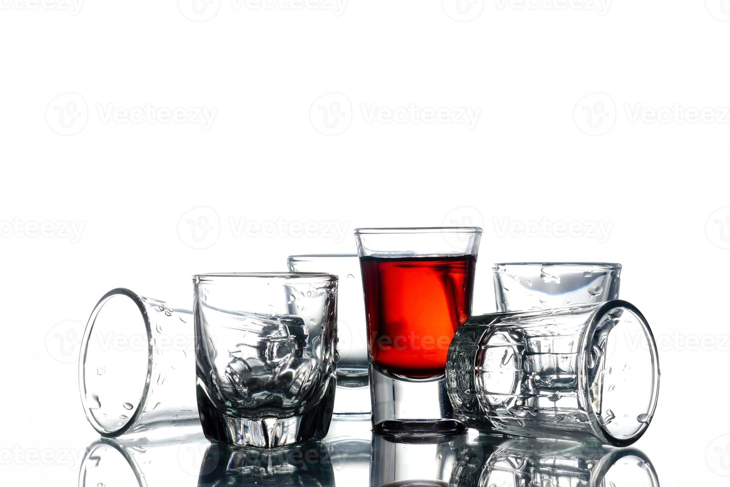 collage de verres avec de l'alcool sur fond blanc. photo