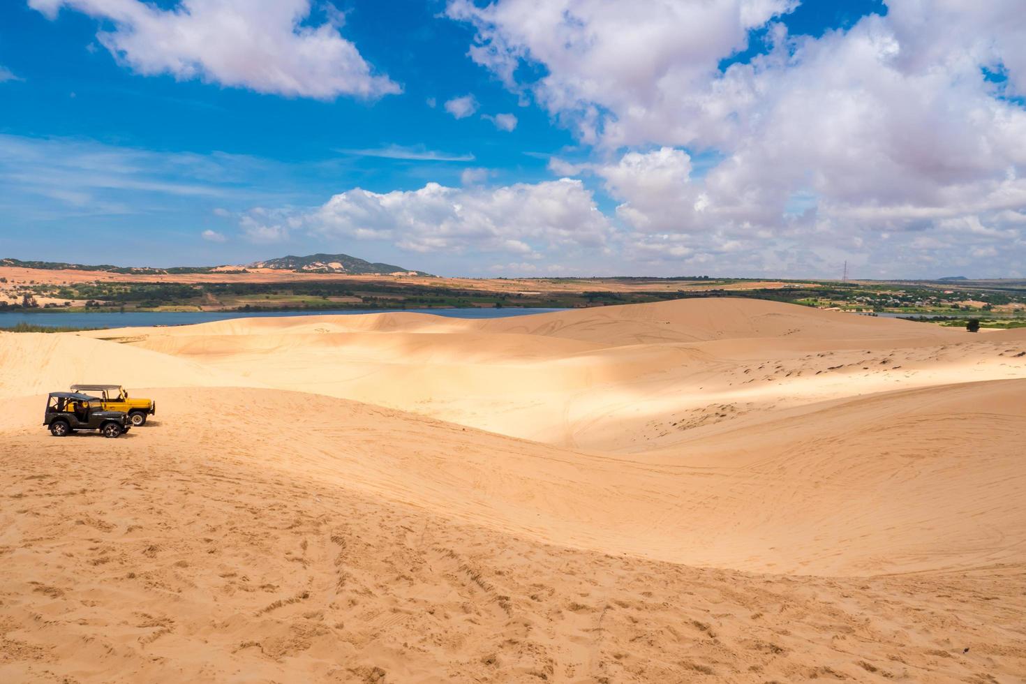 dunes de sable jaune à mui ne est une destination touristique populaire du vietnam photo