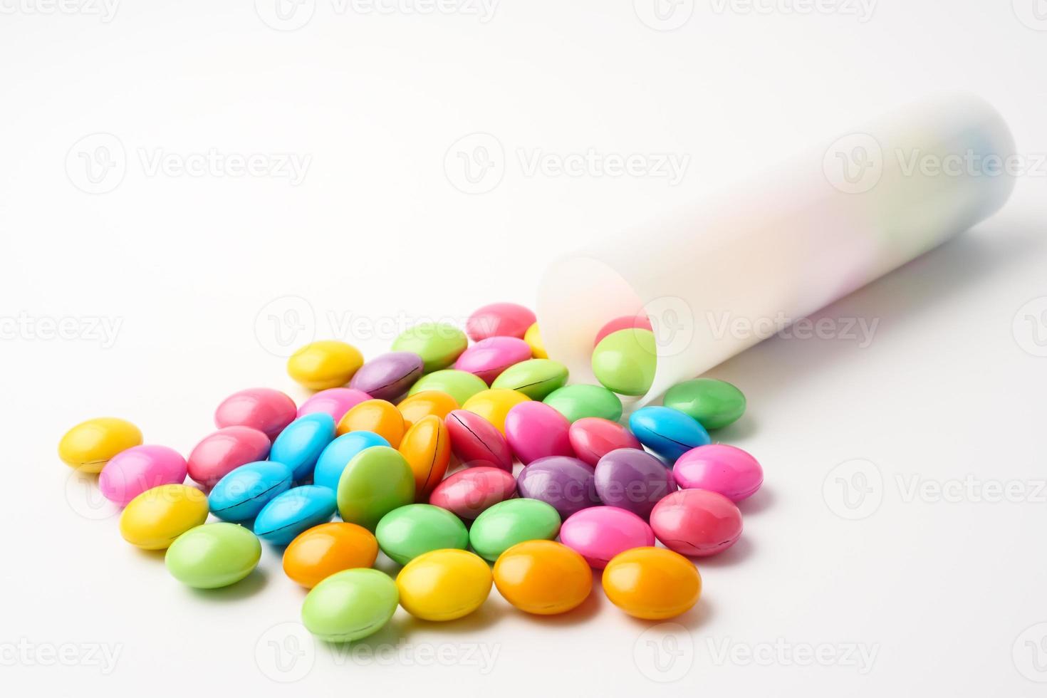 bonbons colorés sur fond blanc. photo