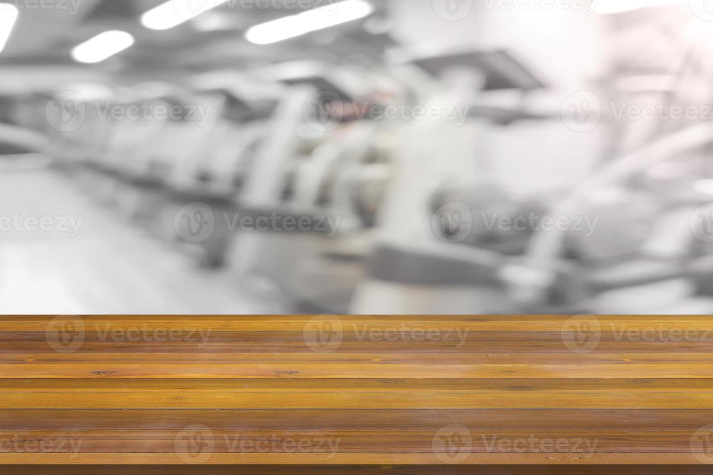 plate-forme d'espace de planche de bois vide avec fond d'équipement de gym fitness flou photo