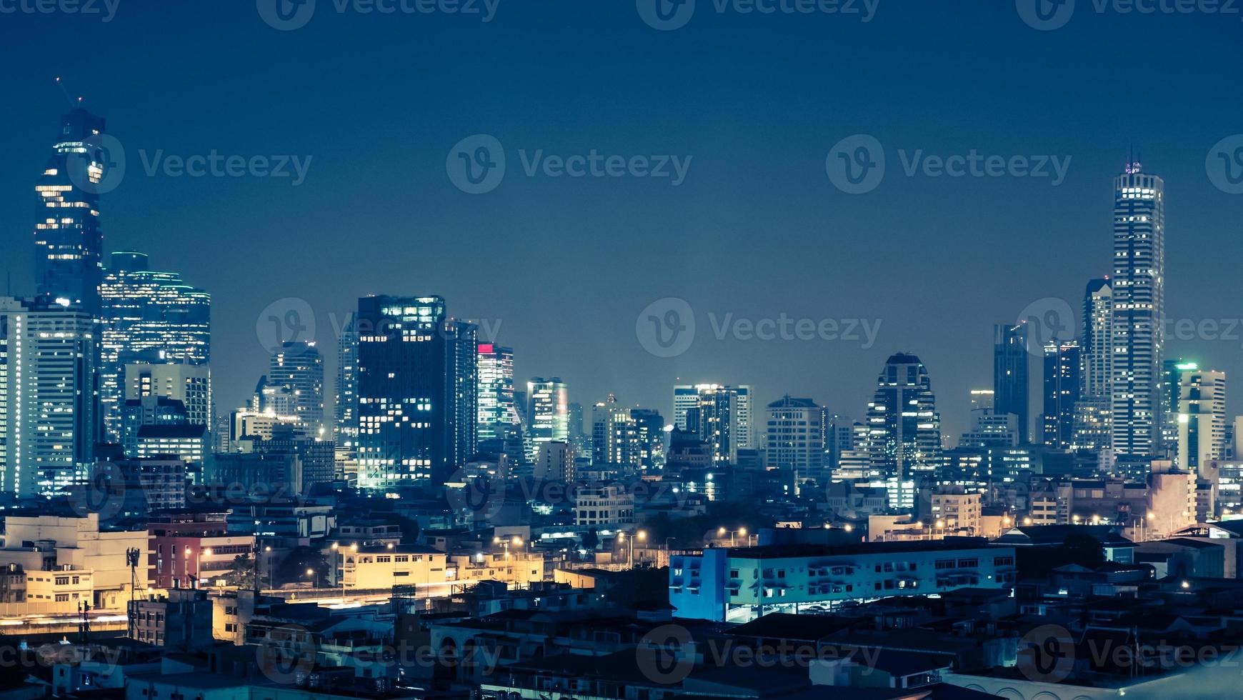 vue sur le quartier des affaires de bangkok la nuit, bangkok est la capitale de la thaïlande et est une destination touristique populaire. photo