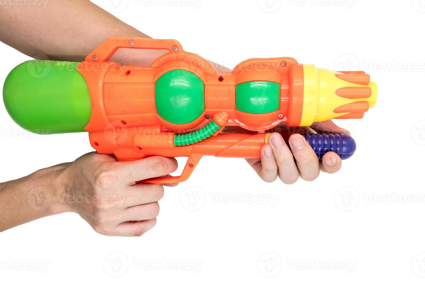mains tenant un pistolet à eau jouet sur fond blanc. photo