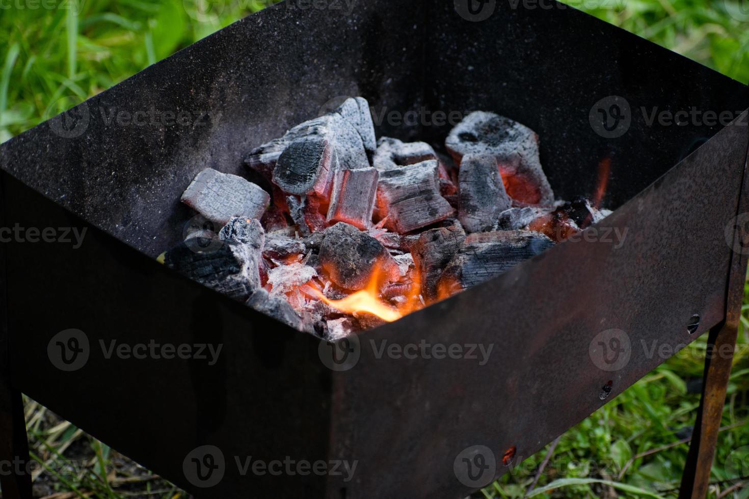barbecue pour shish kebabs, charbons de barbecue, charbons de bouleau brûlent, charbon dans le gril. photo