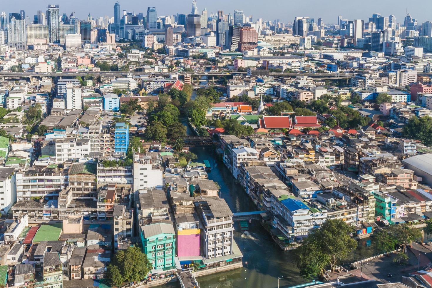 paysage urbain et bâtiment de bangkok pendant la journée, bangkok est la capitale de la thaïlande et est une destination touristique populaire. photo