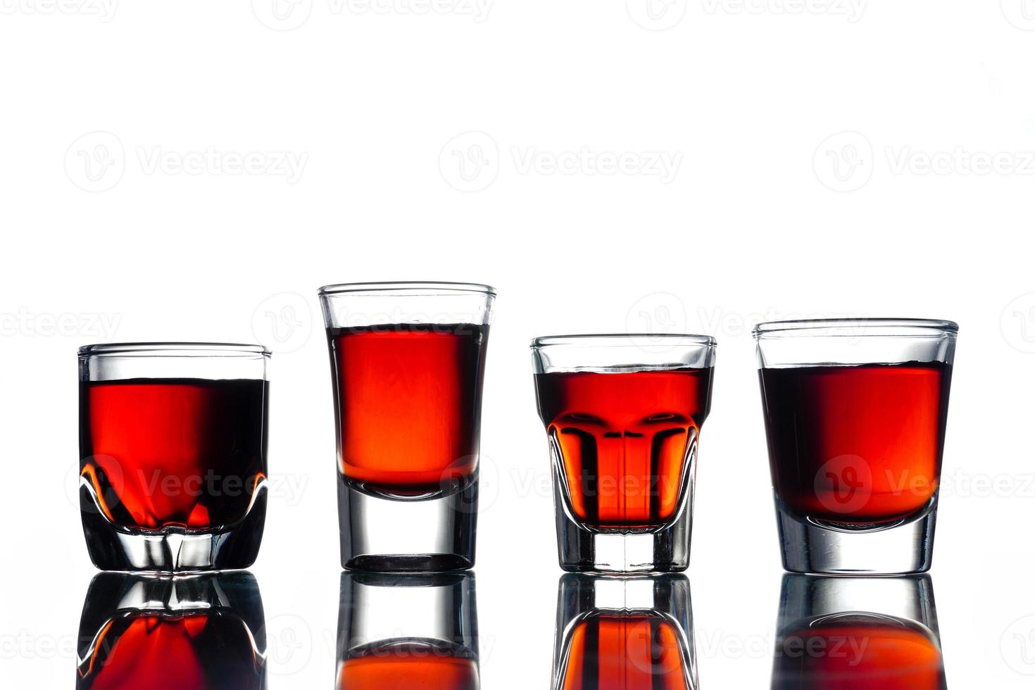 collage de verres avec de l'alcool sur fond blanc. photo