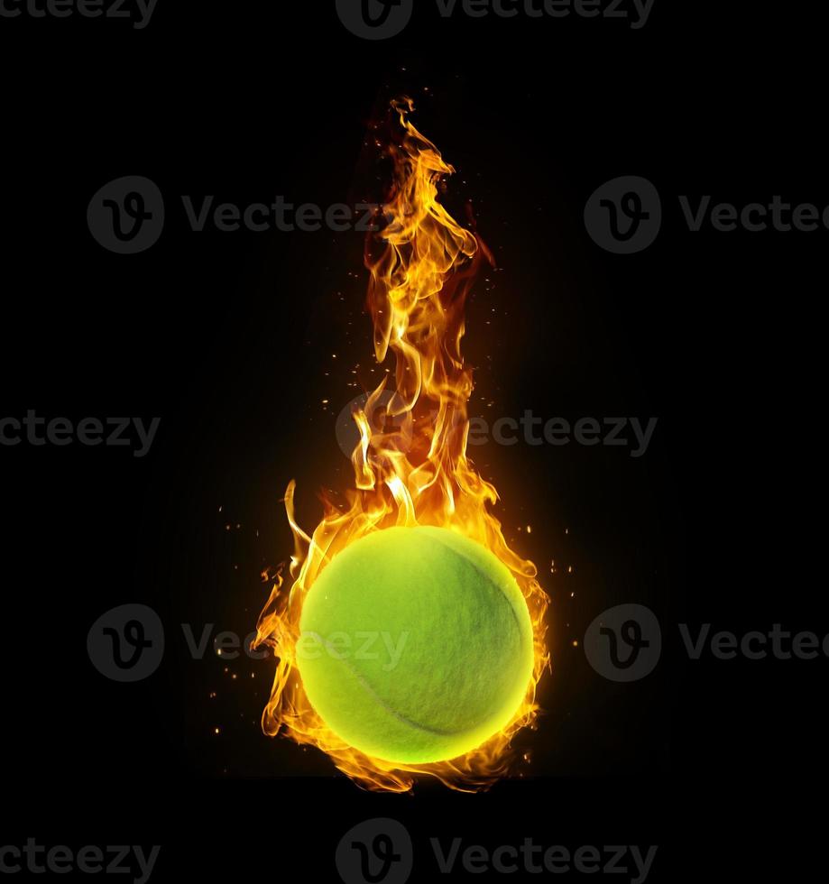 balle de tennis, en feu sur fond noir photo