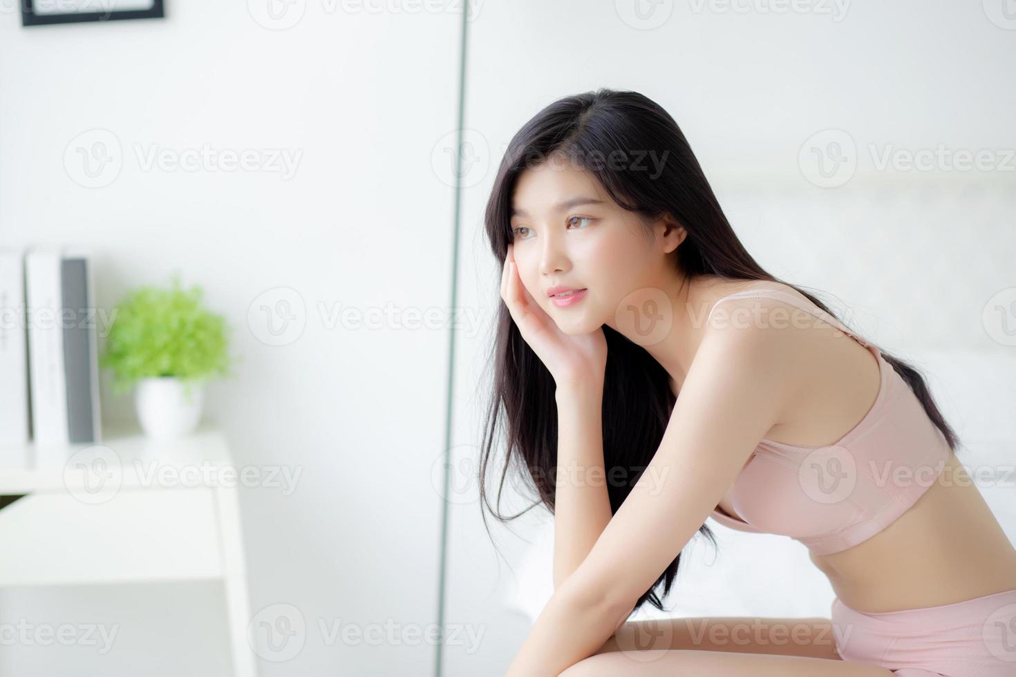 beau portrait jeune femme asiatique sexy en sous-vêtements figure en forme se détendre avec séduisante dans la chambre, beauté asie fille corps mince en lingerie debout confiant et heureux dans la chambre, concept de style de vie. photo