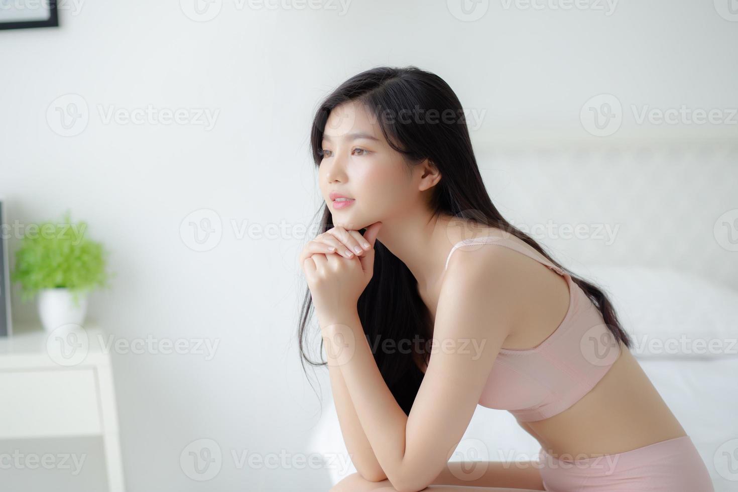 beau portrait jeune femme asiatique sexy en sous-vêtements figure en forme se détendre avec séduisante dans la chambre, beauté asie fille corps mince en lingerie debout confiant et heureux dans la chambre, concept de style de vie. photo