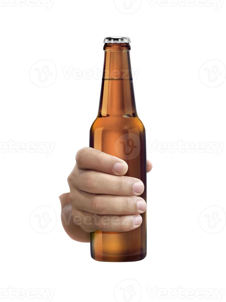 Un homme tenant une bouteille de bière isolé sur fond blanc photo