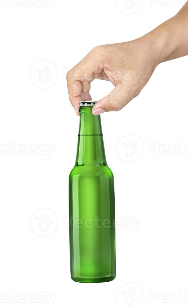 Un homme tenant une bouteille de bière isolé sur fond blanc photo