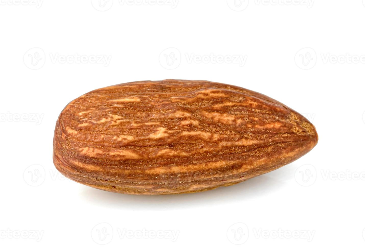 amandes isolé sur fond blanc photo