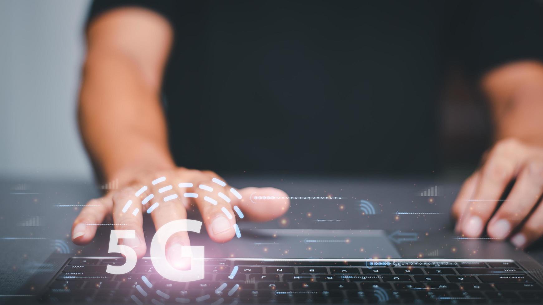 les gens d'affaires utilisent la technologie de réseau 5g pour connecter la communication de données commerciales mondiales, le concept de signal de vitesse Internet sans fil futuriste moderne et hautement sécurisé. photo