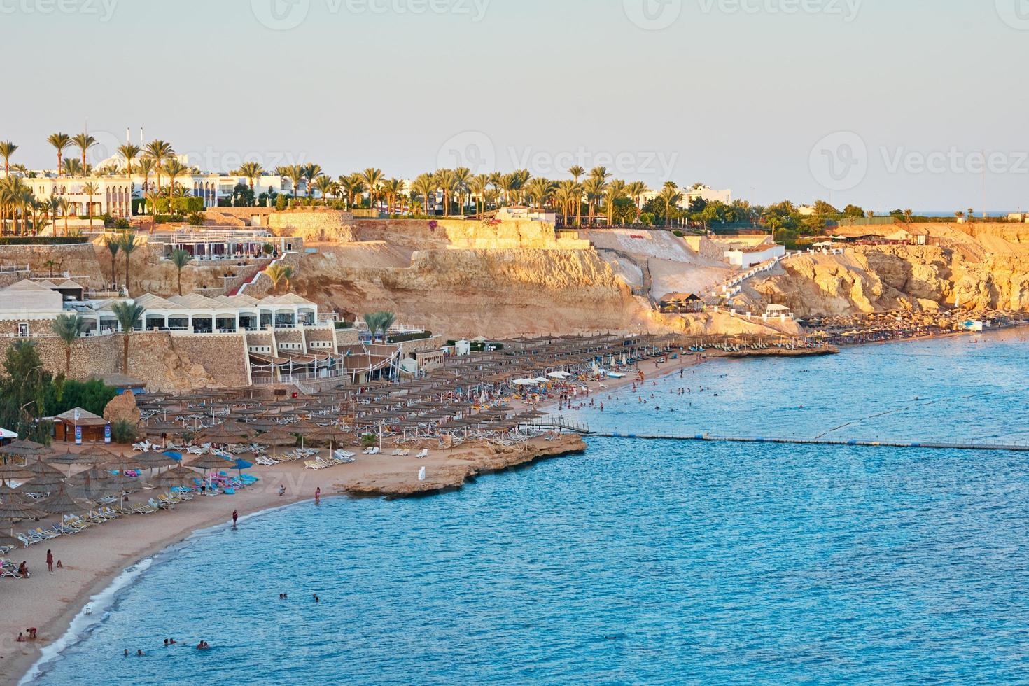 belle vue sur la côte de la mer contre le ciel bleu photo