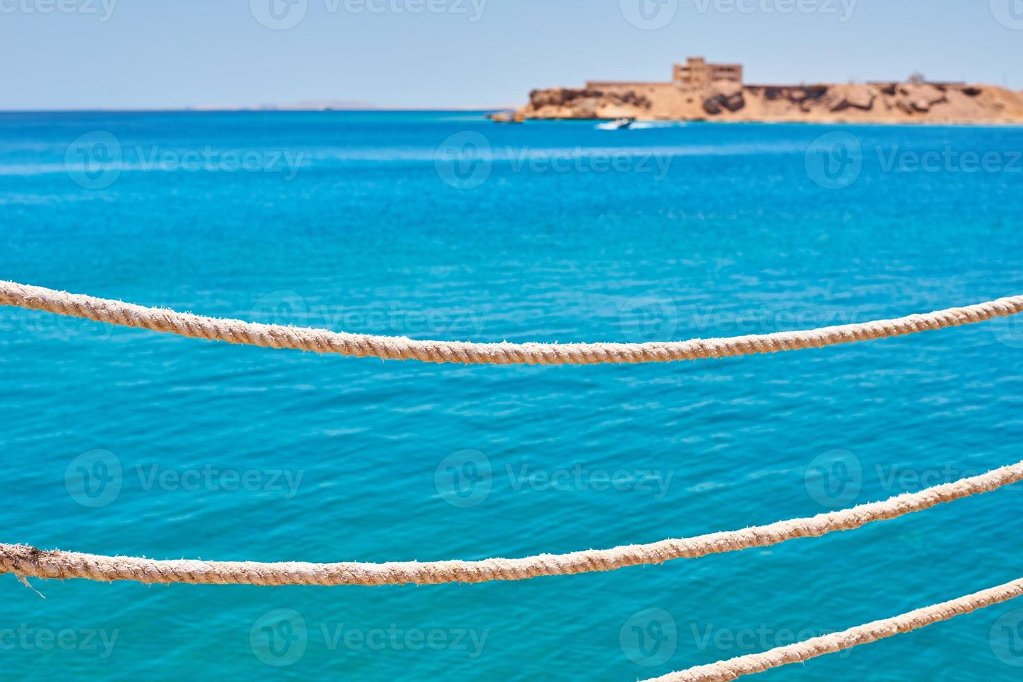 belle vue sur la mer méditerranée depuis la jetée photo