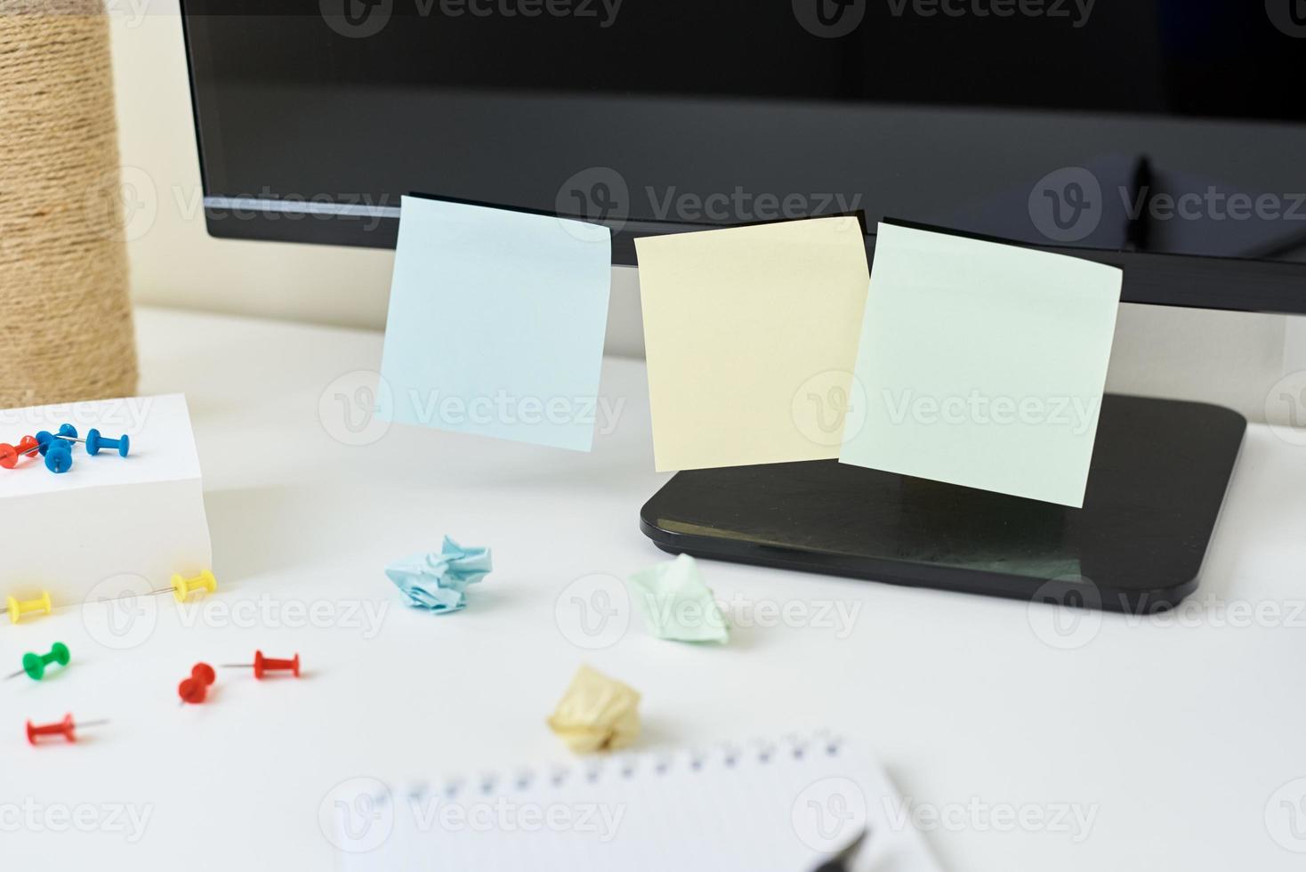 lieu de travail avec fournitures de bureau et notes autocollantes sur une table photo