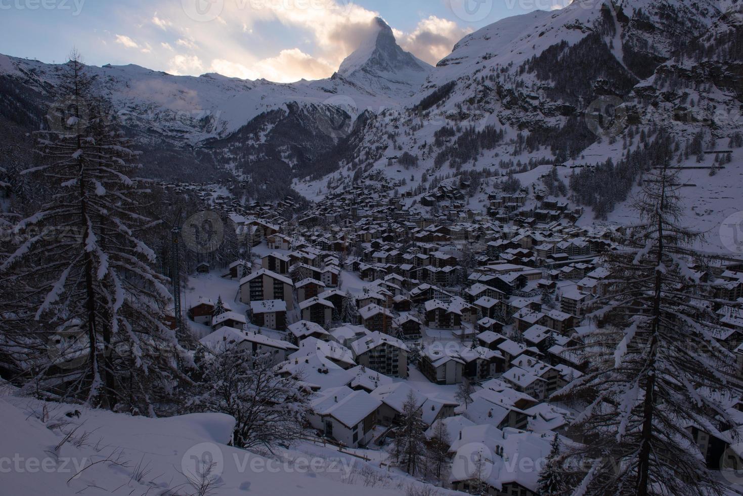 vue aérienne sur la vallée de zermatt et le pic du cervin photo