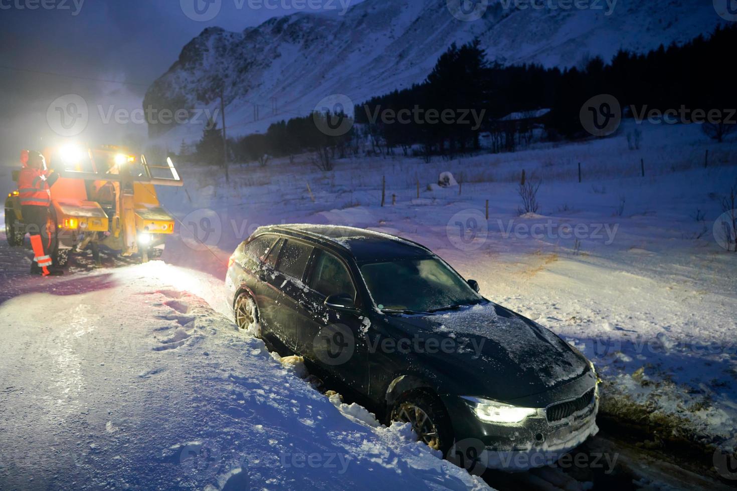 voiture remorquée après un accident dans une tempête de neige photo