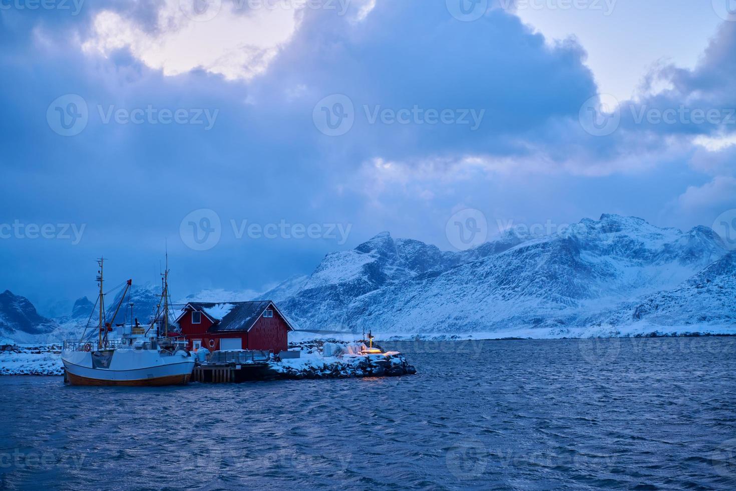 cabines et bateaux de pêcheurs norvégiens traditionnels photo