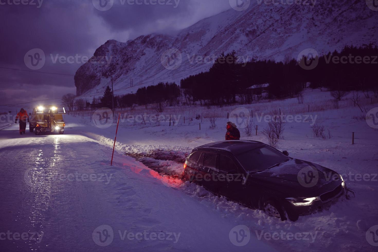 voiture remorquée après un accident dans une tempête de neige photo