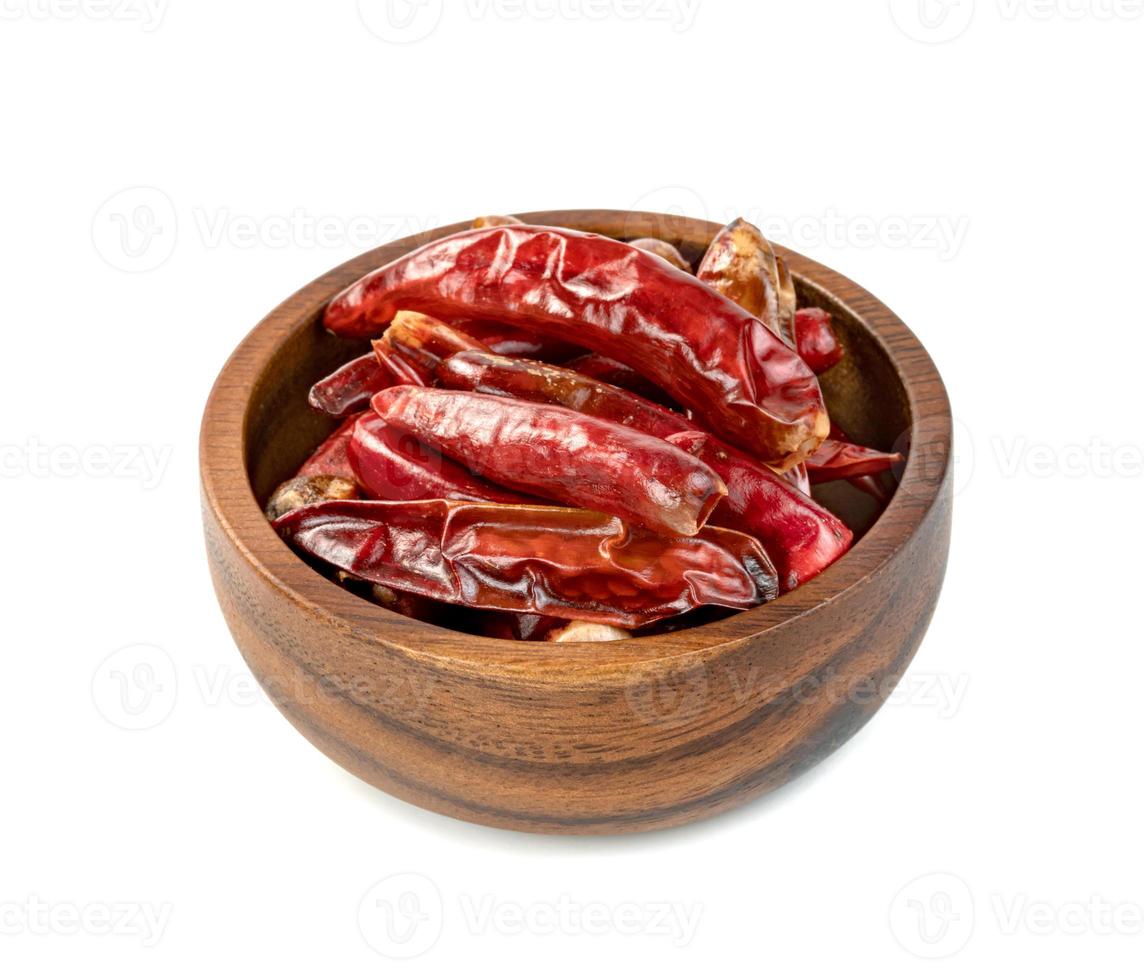 Paprika moulu rouge ou piment sec dans un bol en bois isolé sur fond blanc photo