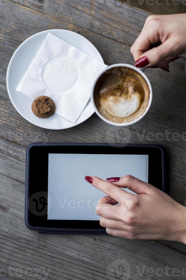 main femme, tenue, café, et, recherche, sur, tablette photo