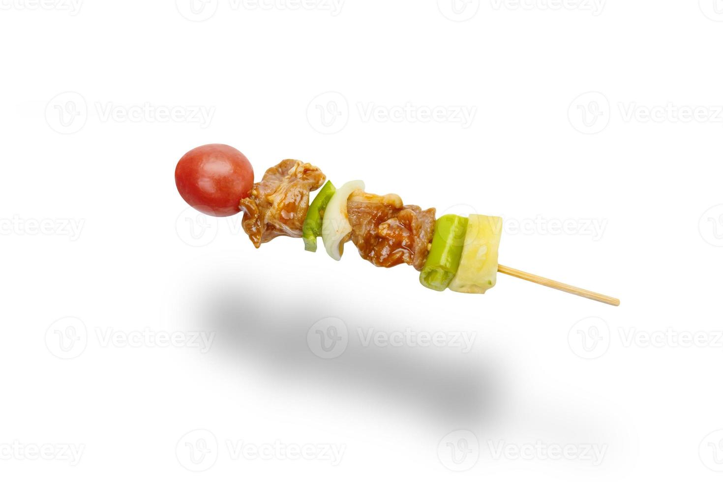 brochette de viande et de légumes mélangés isolé sur fond blanc, chemin de détourage photo