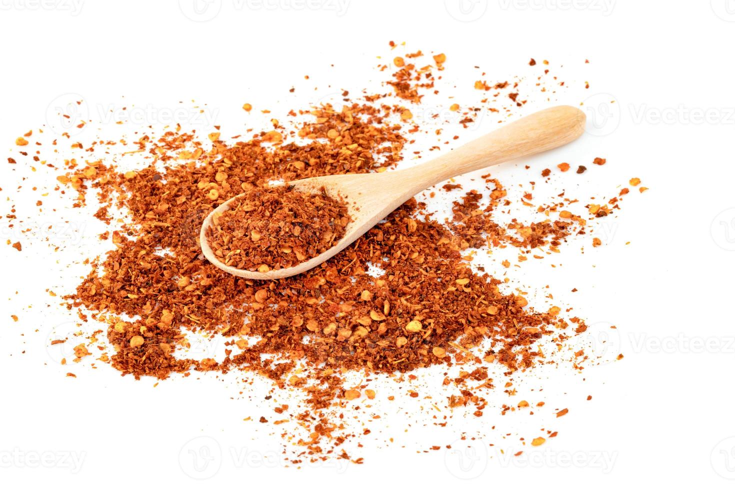 Paprika rouge moulu en poudre ou piment sec avec cuillère en bois isolé sur fond blanc photo